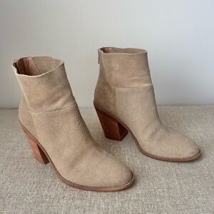 Matisse Soho Suede Embossed Stacked Heel Tan Ankle Boots 9.5 Boho Western Anthro